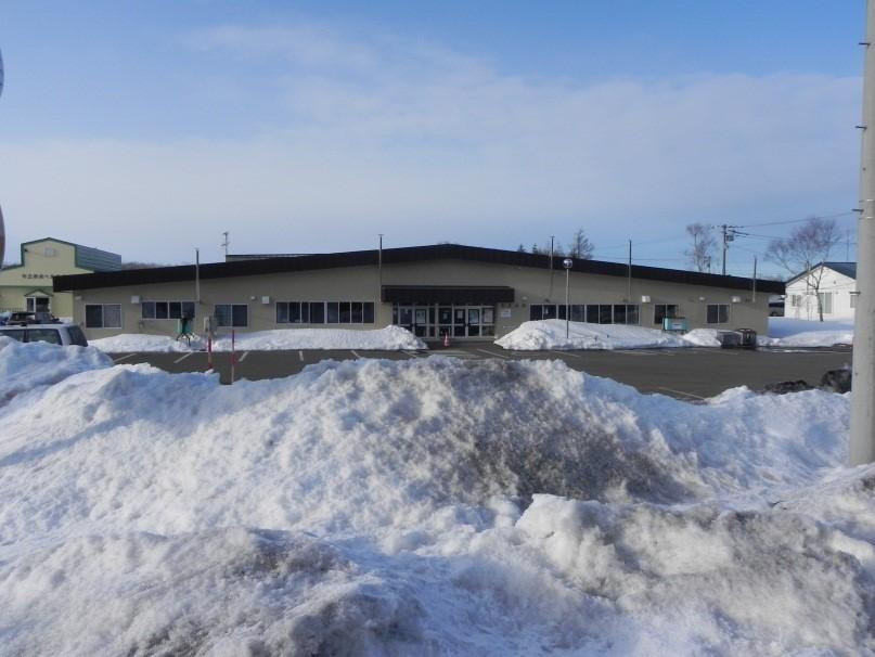 雪に囲まれた根室市厚床会館の外観の写真