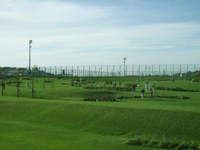 緑の芝が一面に広がるパークゴルフ場の写真