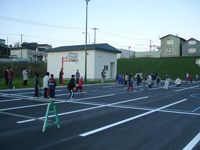 ストリートバスケットコートで遊んでいる子供たちの写真