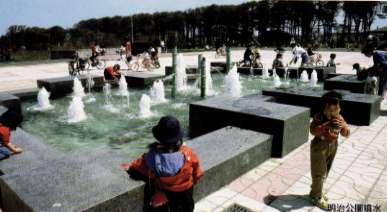 明治公園噴水で子供たちが遊んでいる写真
