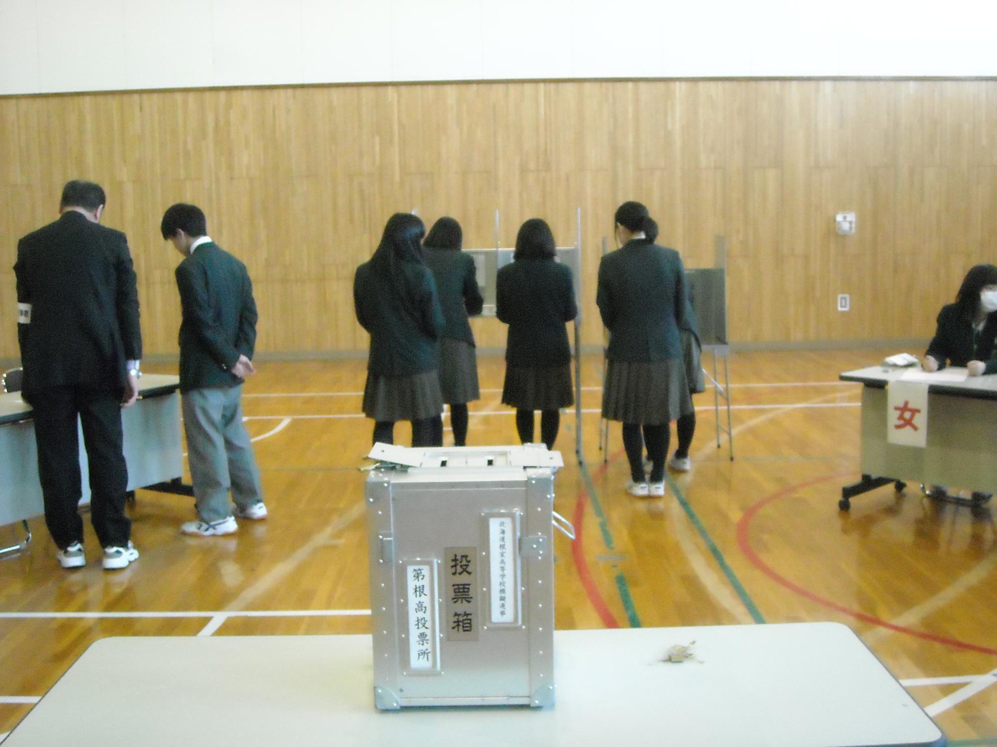 模擬投票をする生徒