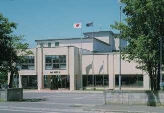 白い建物の根室市図書館の外観写真