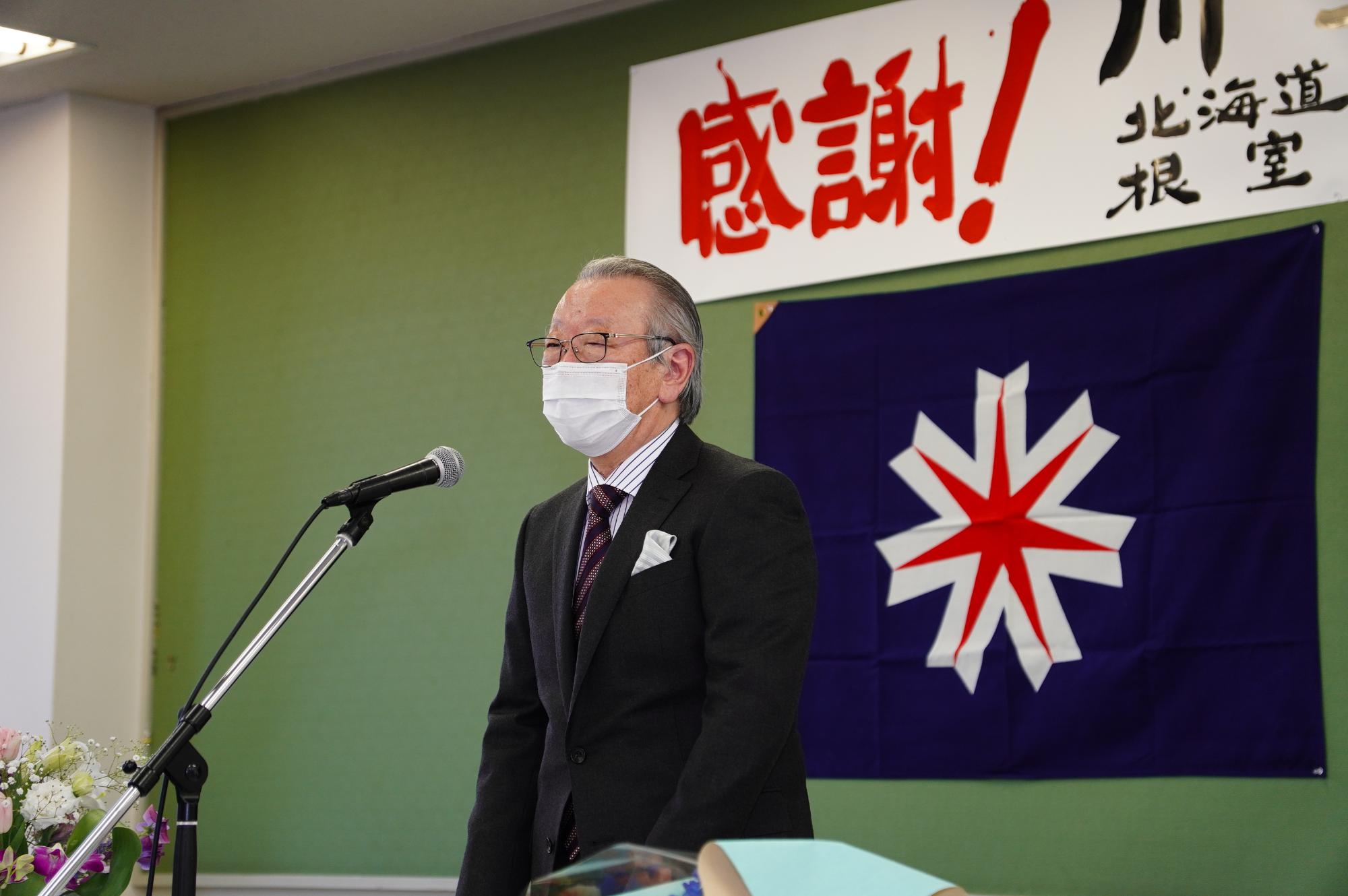 川上恒紀先生んへの感謝状等贈呈式