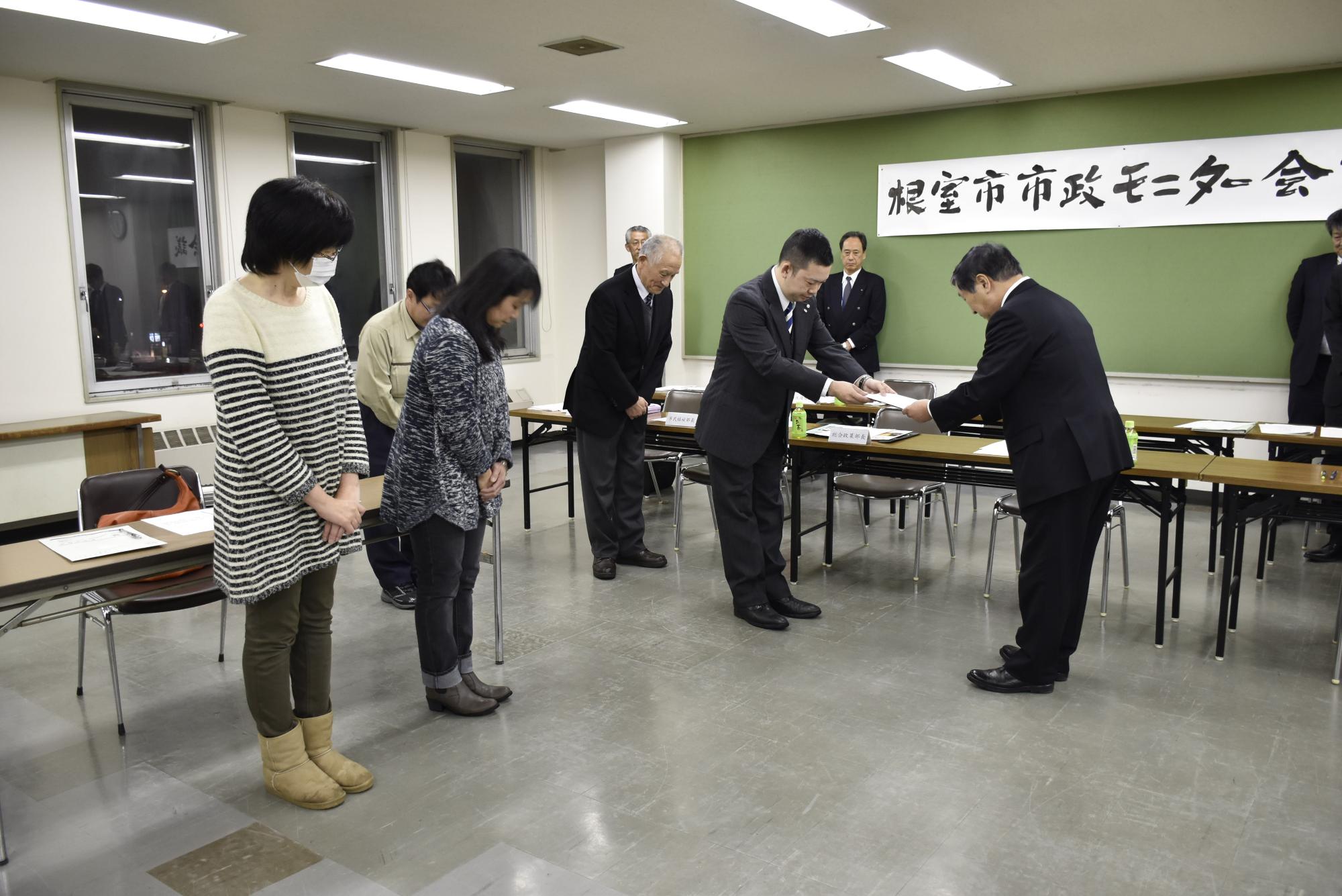 平成29年度市政モニター会議提言書を渡す様子