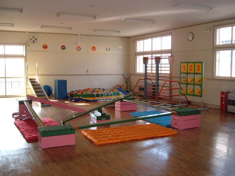 様々な遊具が配置されている根室市児童デイサービスセンターの内観の写真