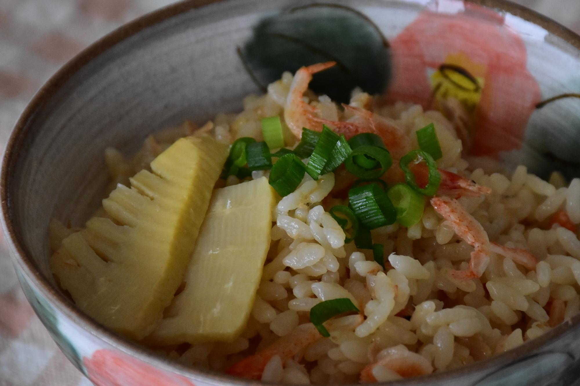 桜えびとたけのこの炊き込みご飯の写真