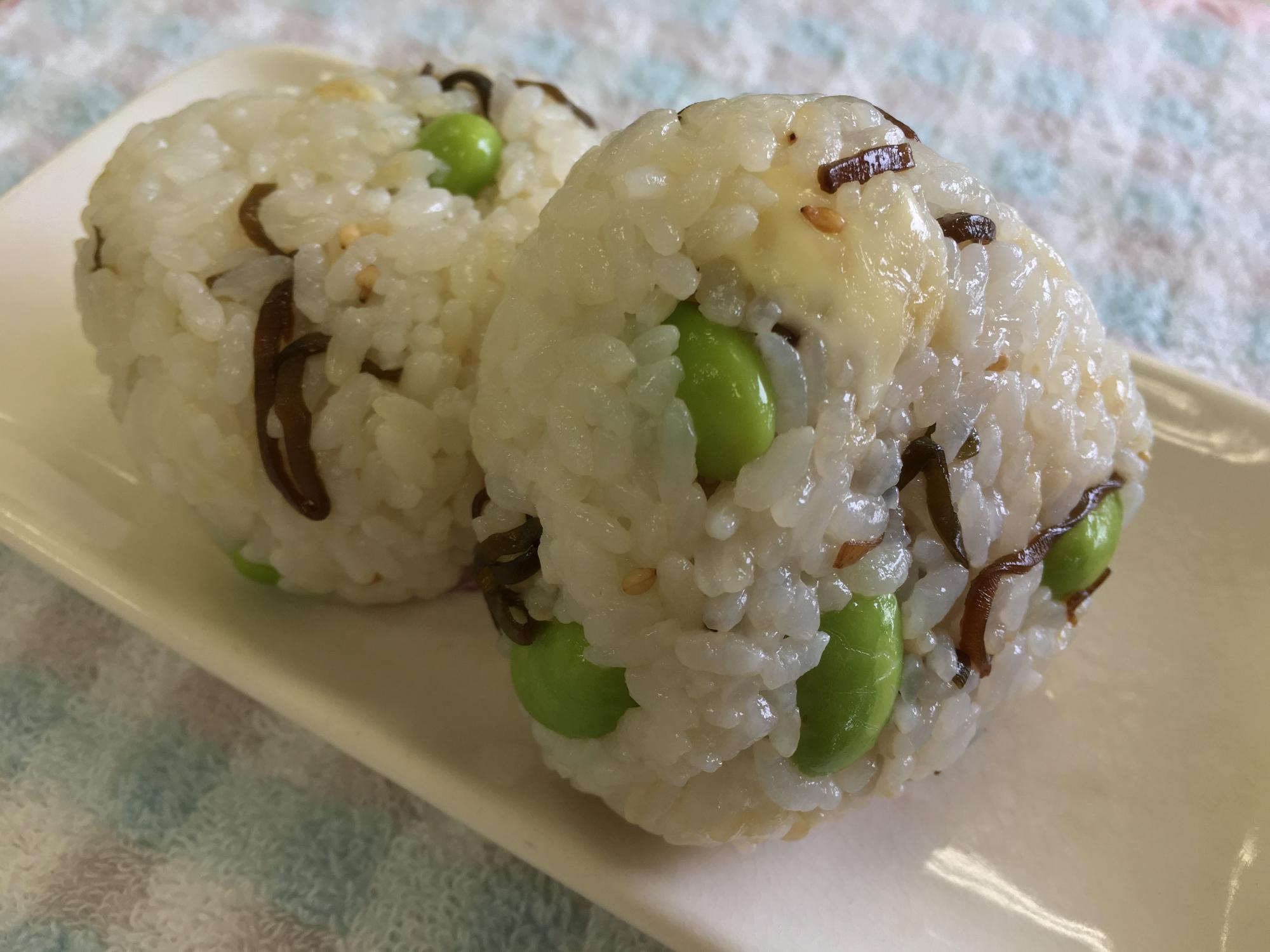 チーズと塩昆布の枝豆おにぎりの写真