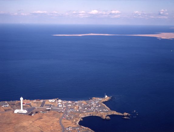 根室市の俯瞰写真　海の向こうに北方領土が見える様子