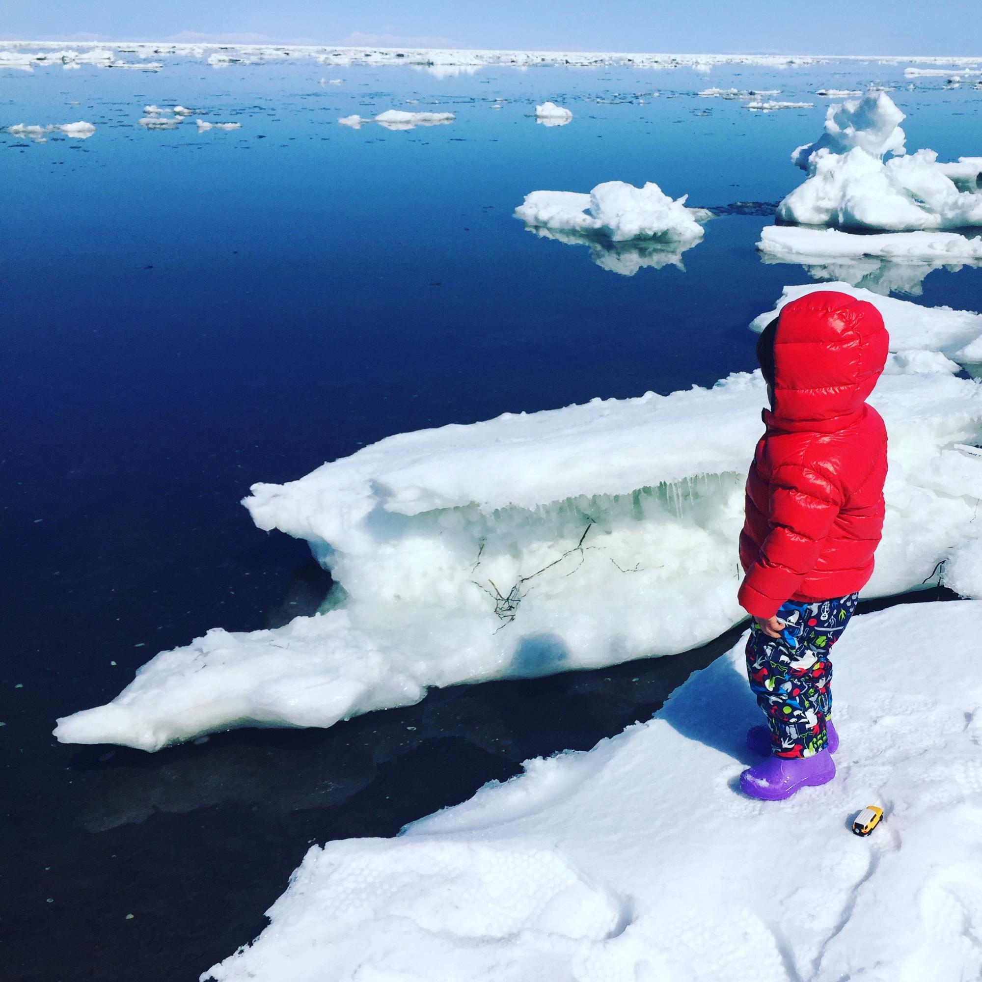 流氷を眺める少年