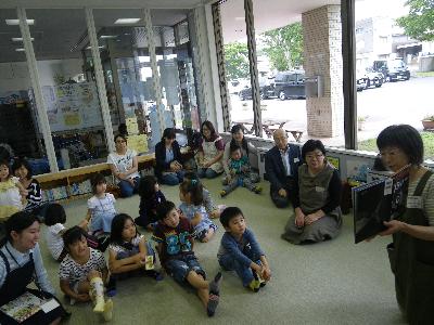 土曜おはなし会の様子