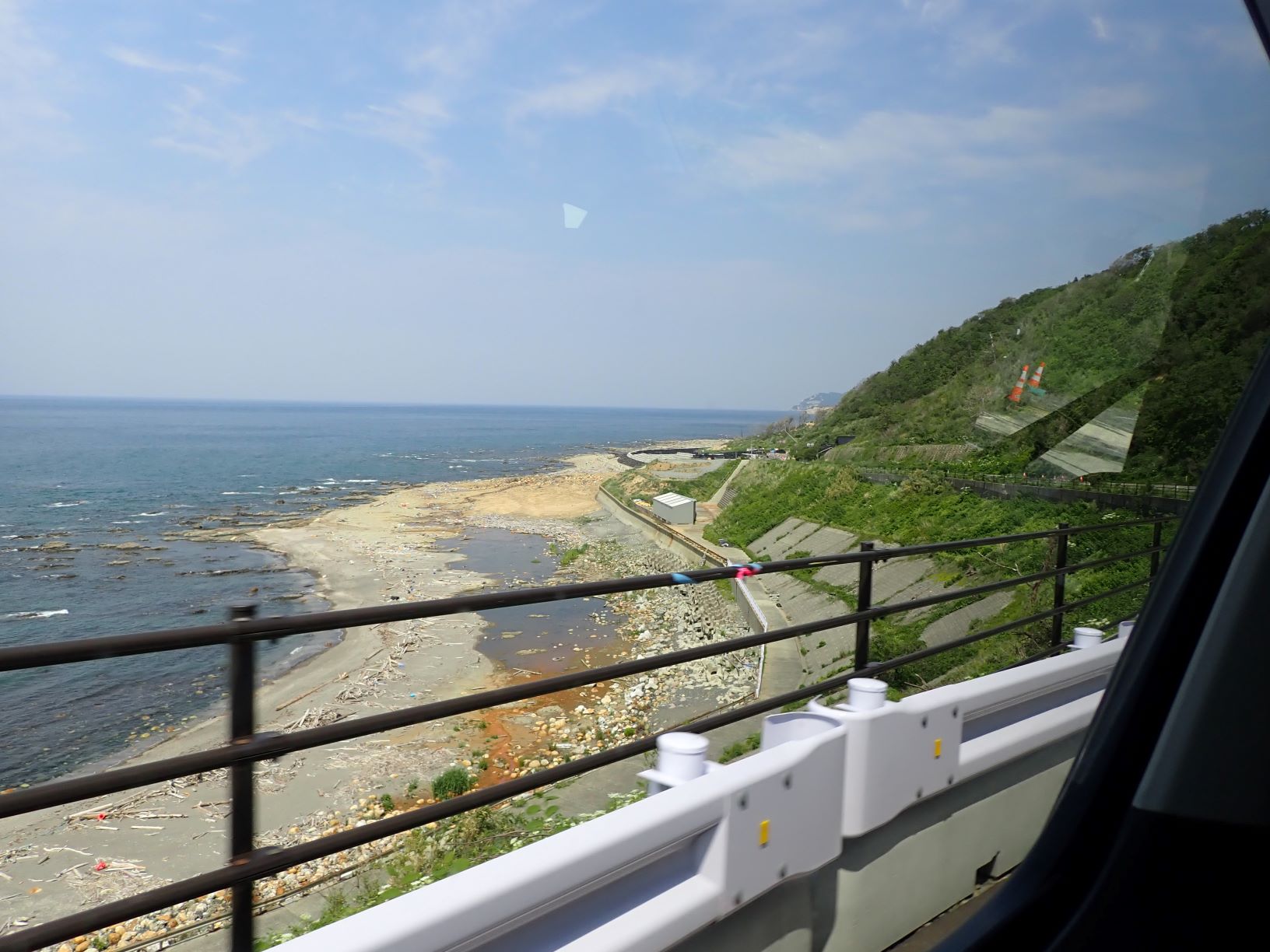 輪島市　隆起した海岸線と仮設道路
