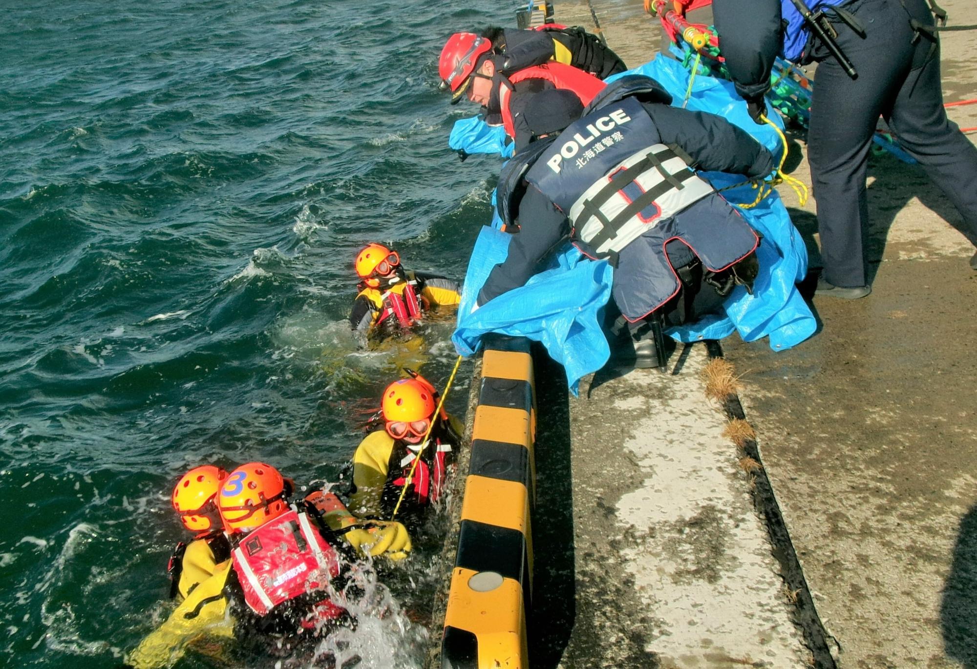 根室市消防署と根室警察署が連携し救助活動を行っている様子