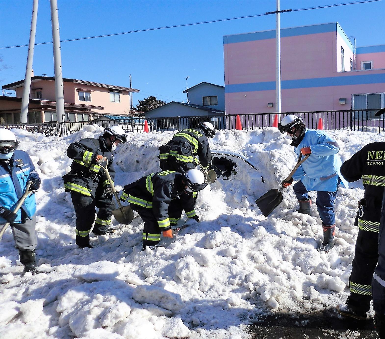 埋没車両発見後の除雪及び救出活動の様子3
