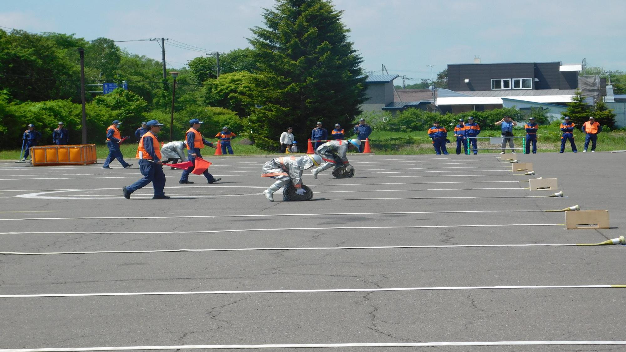 ホース巻きリレーの様子